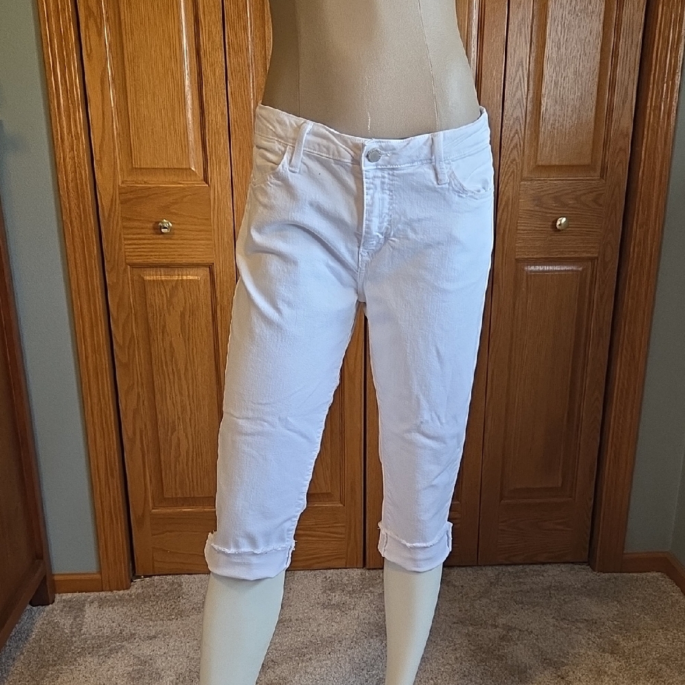 Just Black White Cropped Roll-Cuff Capri Jeans